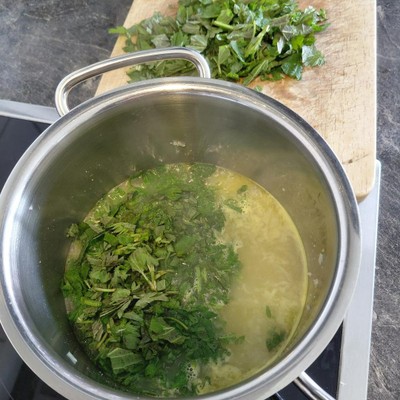 Brennesselsuppe im Topf 