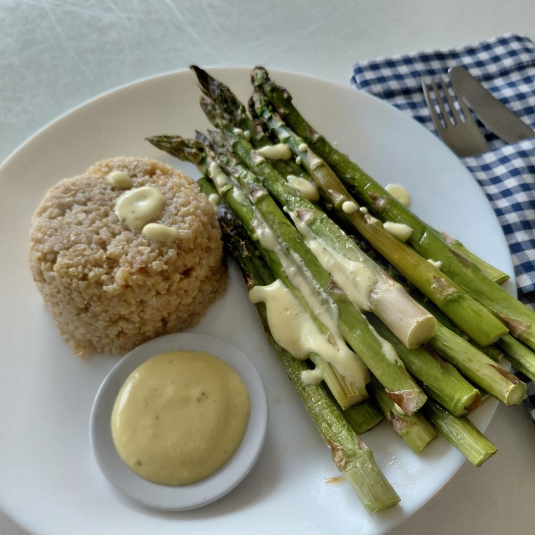 Grüner Spargel mit veganer Mayonnaise