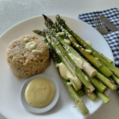 Grüner Spargel mit veganer Mayonnaise